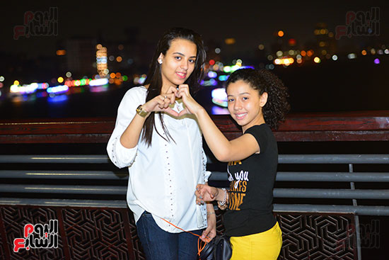 المصريين يحتفلون بالعيد ليلاً على محور روض الفرج (30)