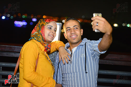 المصريين يحتفلون بالعيد ليلاً على محور روض الفرج (36)