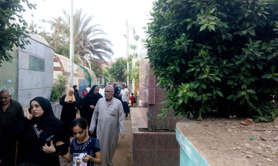 توافد الآلاف من مواطني الغربيه لزيارة المقابر في اليوم الأول لعيد الفطر  (5)