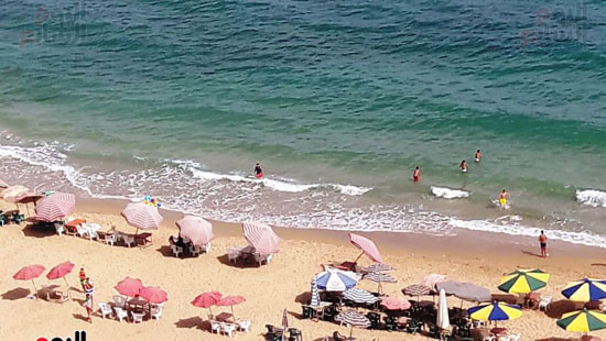 اقبال على شواطئ الاسكندرية منذ الصباح فى اول ايام عيد الفطر (5)