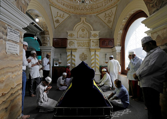 المسلمون يؤدون صلاة عيد الفطر فى سريلانكا  (6)
