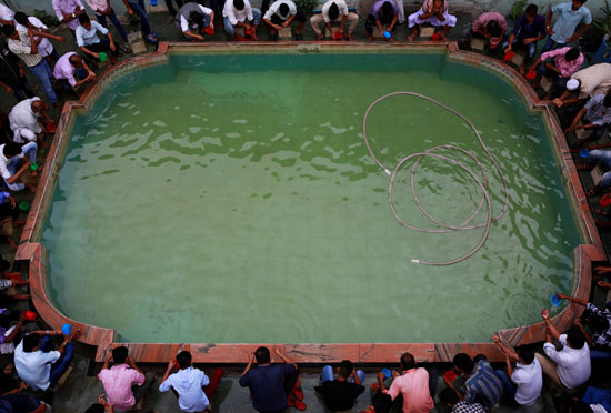 المصلون-يغتسلون-فى-نيبال