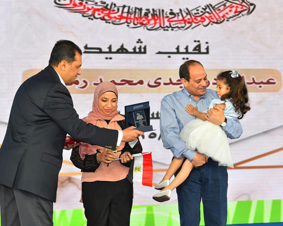 الرئيس عبد الفتاح السيسى واطفال الشهداء (2)