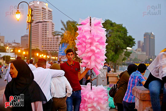 احتفل المصريون بعيد الفطر على كورنيش النيل (14)