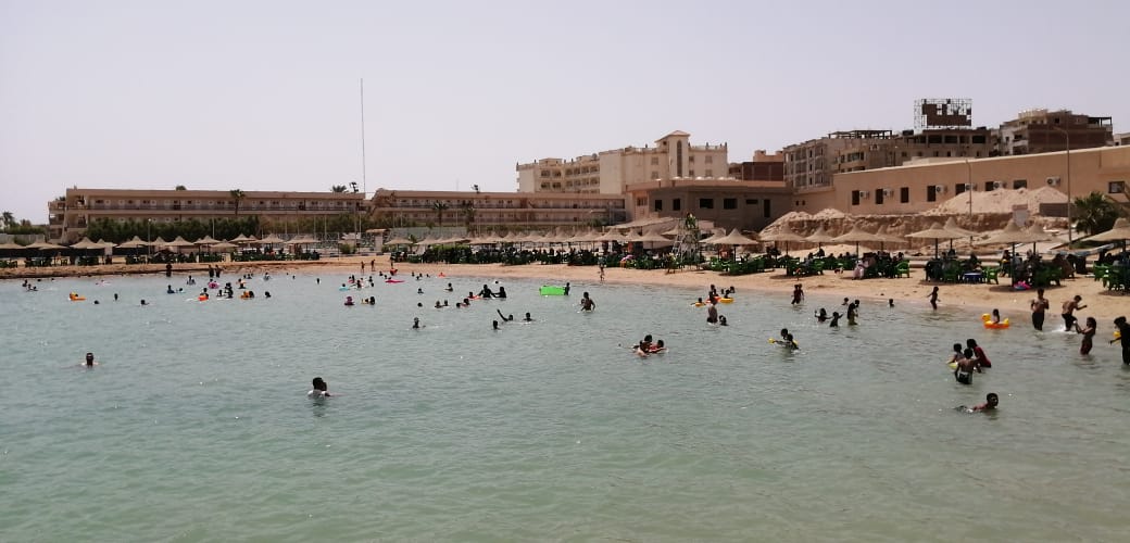 إقبال المواطنين على الشواطئ للاحتفال بعيد الفطر بالغردقة (1)