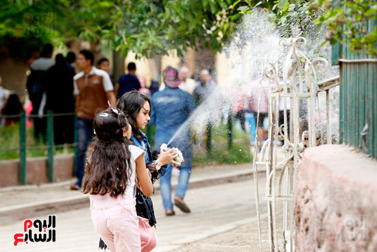 احتفال المصريين بالعيد بحديقة حيوان الجيزة (28)