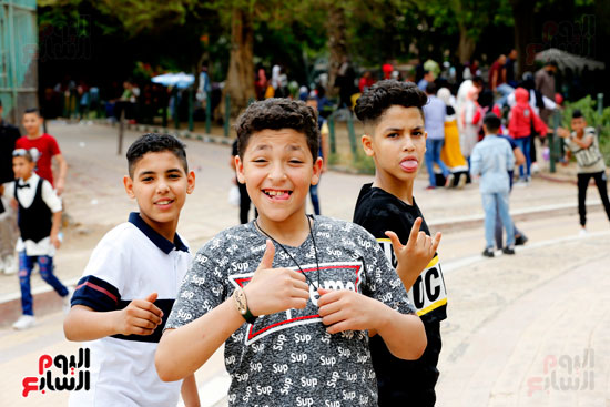 احتفال المصريين بالعيد بحديقة حيوان الجيزة (21)