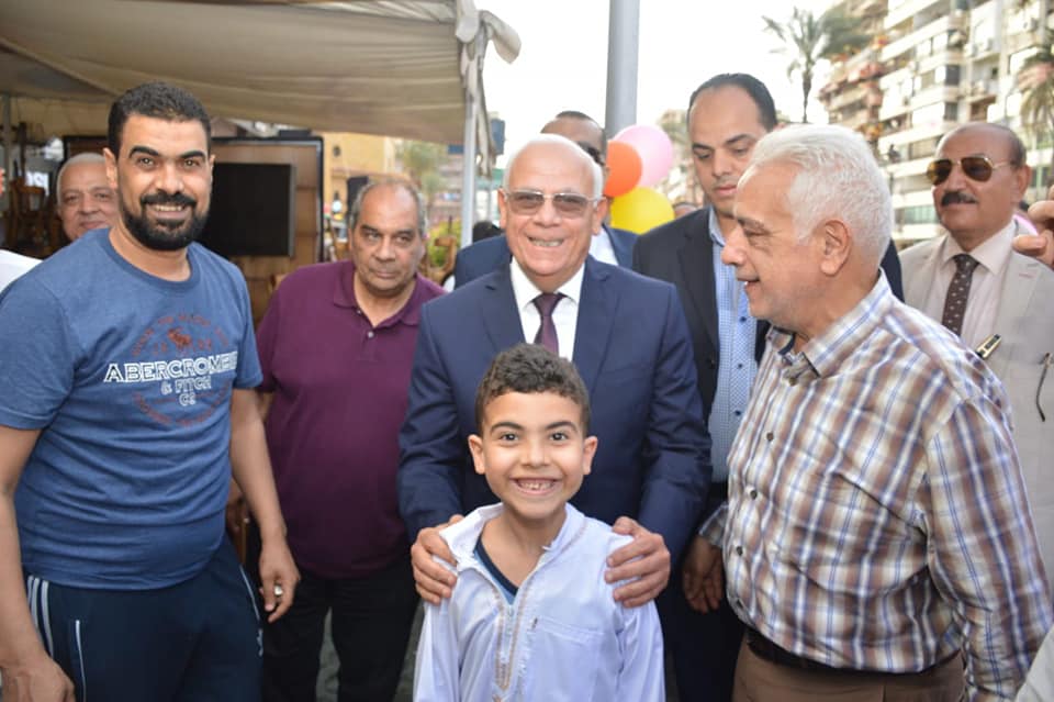 محافظ بورسعيد يشارك أهالي المحافظة صلاة العيد وسط أجواء احتفالية بساحة المعمورة (2)