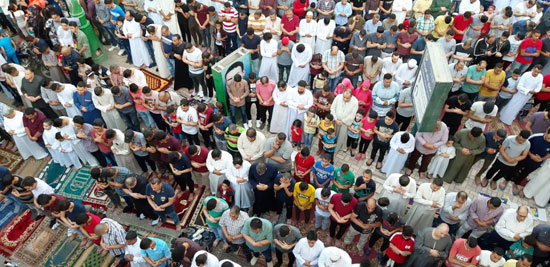 آلاف-المواطنين-يؤدون-صلاة-عيد-الفطر-المبارك-في-120-ساحة-بأسيوط-(13)