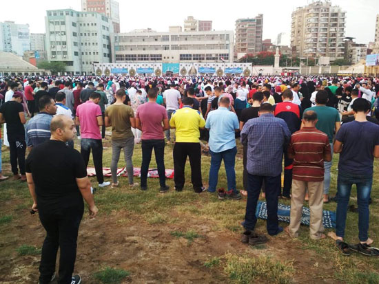 الآلاف من الأهالى يؤدون صلاة العيد  (2)