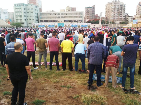 الآلاف من الأهالى يؤدون صلاة العيد  (5)