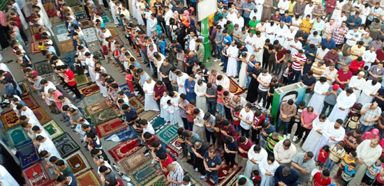 آلاف-المواطنين-يؤدون-صلاة-عيد-الفطر-المبارك-في-120-ساحة-بأسيوط-(20)