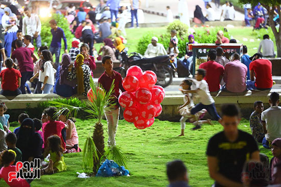 احتفل المصريون بعيد الفطر على كورنيش النيل (40)