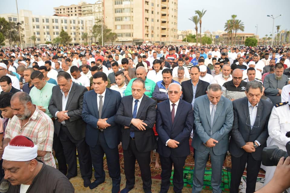 محافظ بورسعيد يشارك أهالي المحافظة صلاة العيد وسط أجواء احتفالية بساحة المعمورة (5)