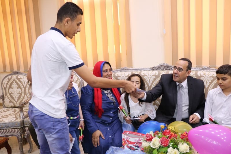 محافظ شمال سيناء يستقبل وفد من الكنيسة ووفد ذوى احتياجات خاصة للتهنئة بالعيد (3)