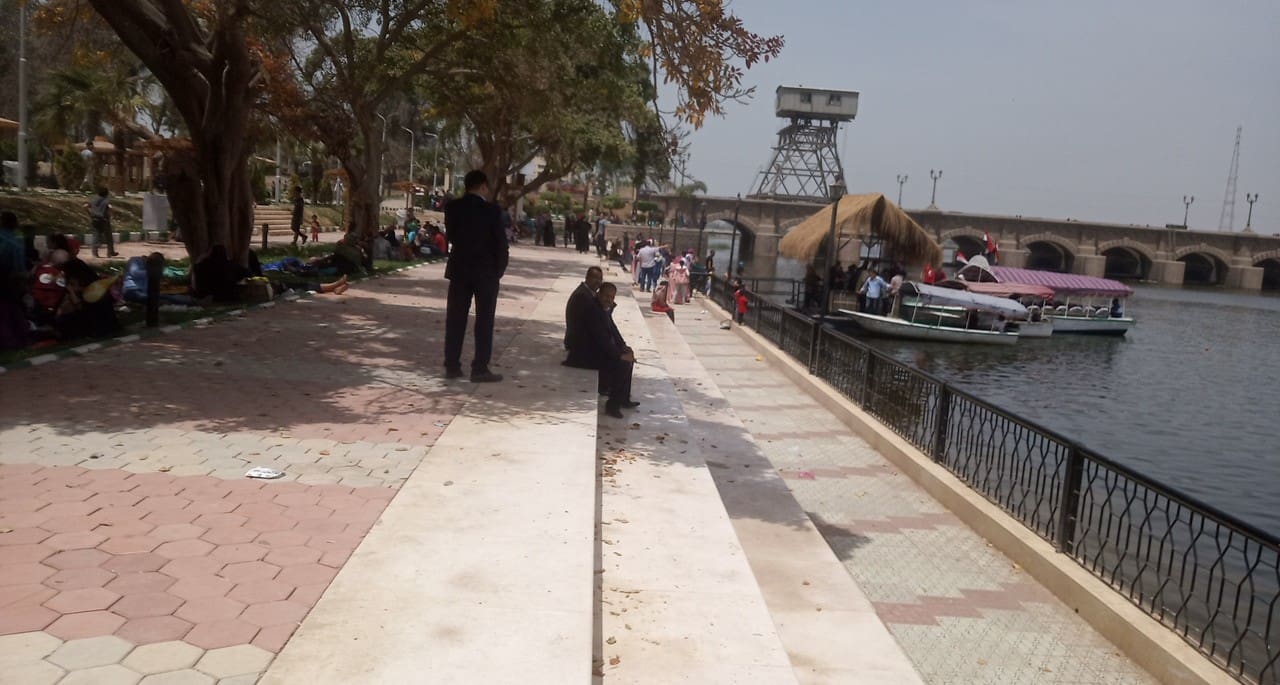 احتفال المواطنين بالحدائق بثانى أيام العيد (4)