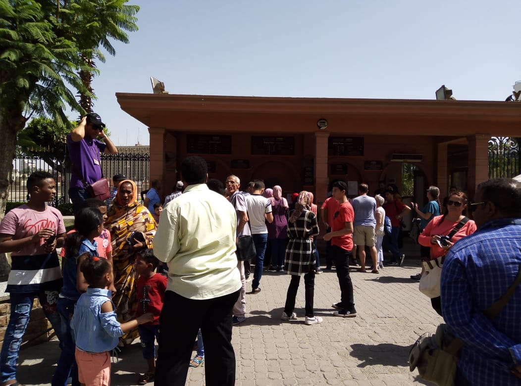 إقبال المصريين على المتحف المصرى بالتحرير فى ثانى يوم العيد  (1)