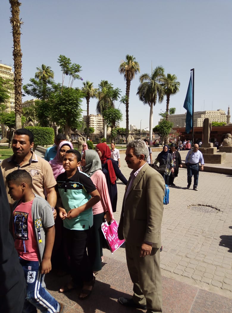 محمد على مدير بالمتحف المصرى يستقبل الزوار ثانى ايام العيد (1)