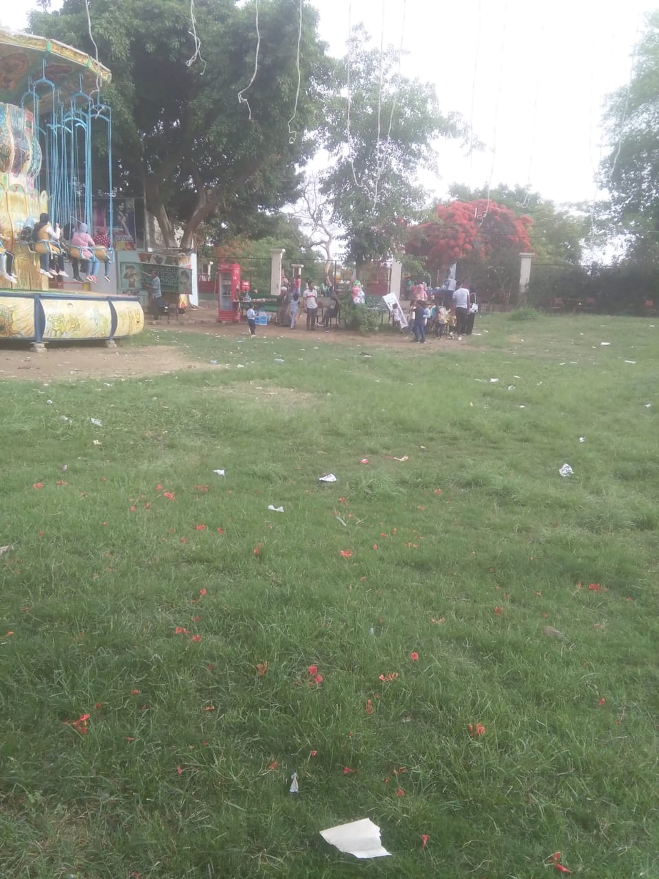 احتفال المواطنين بالحدائق بثانى أيام العيد (7)