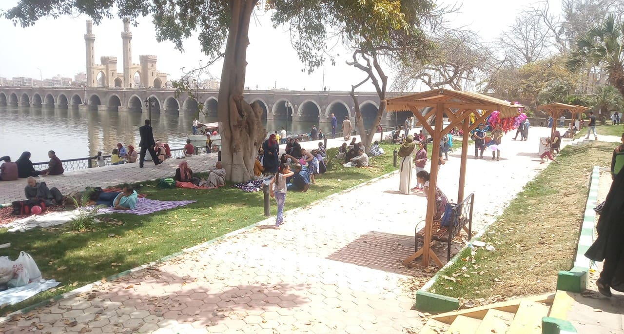 احتفال المواطنين بالحدائق بثانى أيام العيد (3)