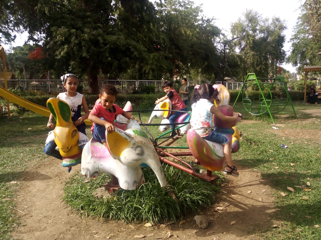 احتفال المواطنين بالحدائق بثانى أيام العيد (1)