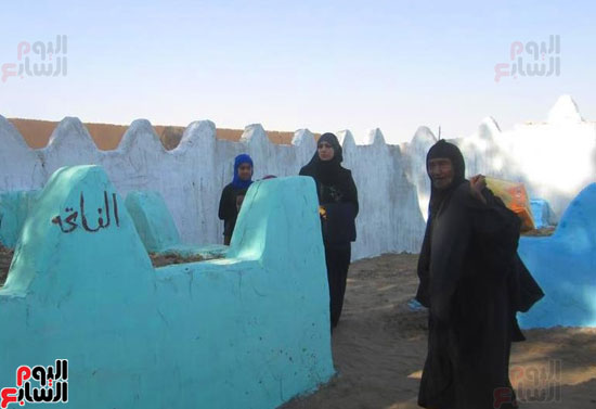 أهالي-الأقصر-يحتلفون-بثاني-أيام-العيد-بين-الأحبة-في-المقابر-لزيارتهم-والدعاء-لهم-في-الأيام-المباركة-(6)