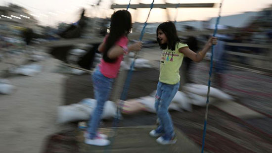 طفلتان تلعبان في أول ايام العيد في العاصمة الأردنية عمان