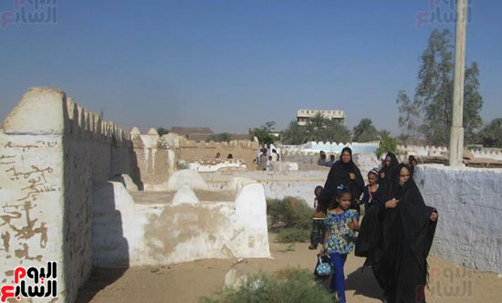 أهالي-الأقصر-يحتلفون-بثاني-أيام-العيد-بين-الأحبة-في-المقابر-لزيارتهم-والدعاء-لهم-في-الأيام-المباركة-(7)