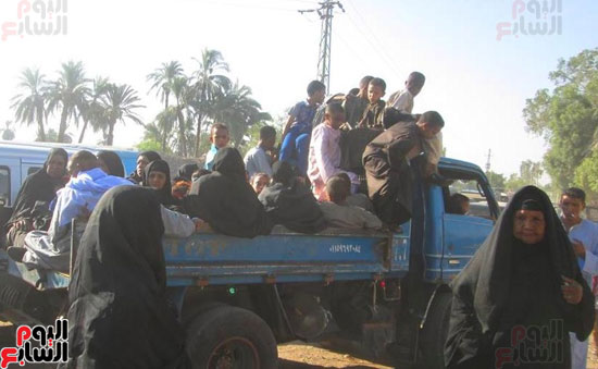 أهالي-الأقصر-يحتلفون-بثاني-أيام-العيد-بين-الأحبة-في-المقابر-لزيارتهم-والدعاء-لهم-في-الأيام-المباركة-(10)