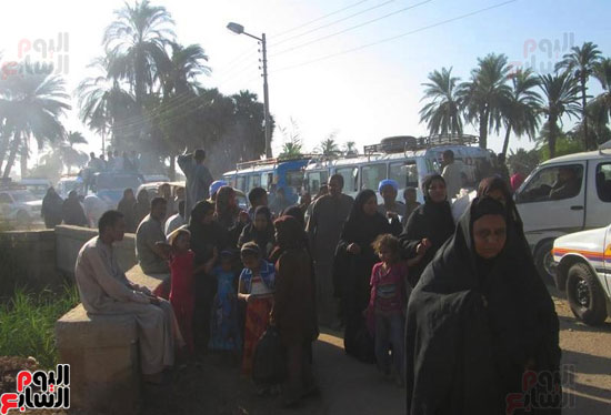 أهالي-الأقصر-يحتلفون-بثاني-أيام-العيد-بين-الأحبة-في-المقابر-لزيارتهم-والدعاء-لهم-في-الأيام-المباركة-(5)