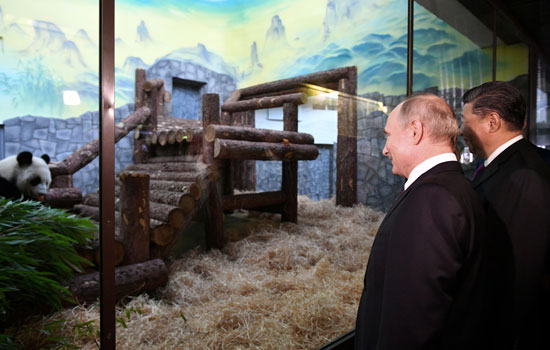 بوتين ونظيره الصينى يتفقدان حديقة حيوان موسكو