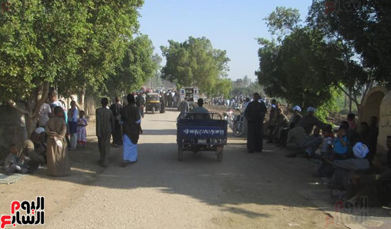 أهالي-الأقصر-يحتلفون-بثاني-أيام-العيد-بين-الأحبة-في-المقابر-لزيارتهم-والدعاء-لهم-في-الأيام-المباركة-(2)