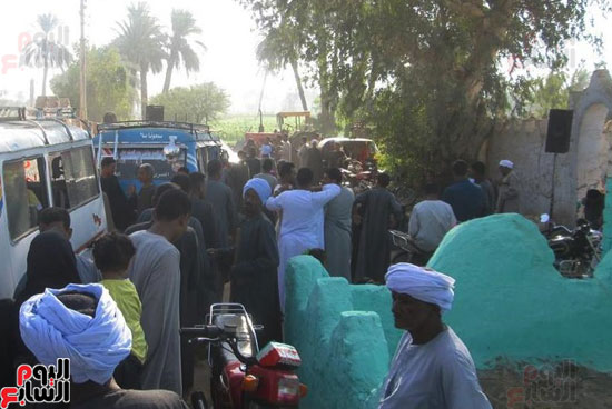 أهالي-الأقصر-يحتلفون-بثاني-أيام-العيد-بين-الأحبة-في-المقابر-لزيارتهم-والدعاء-لهم-في-الأيام-المباركة-(4)