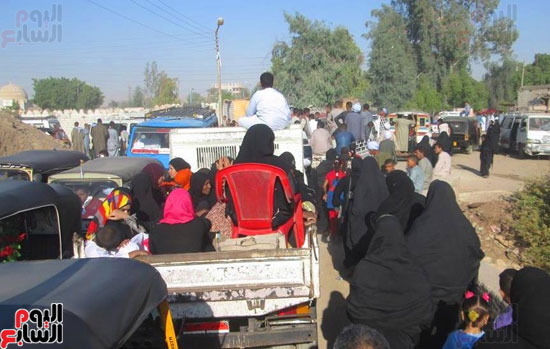 أهالي-الأقصر-يحتلفون-بثاني-أيام-العيد-بين-الأحبة-في-المقابر-لزيارتهم-والدعاء-لهم-في-الأيام-المباركة-(8)