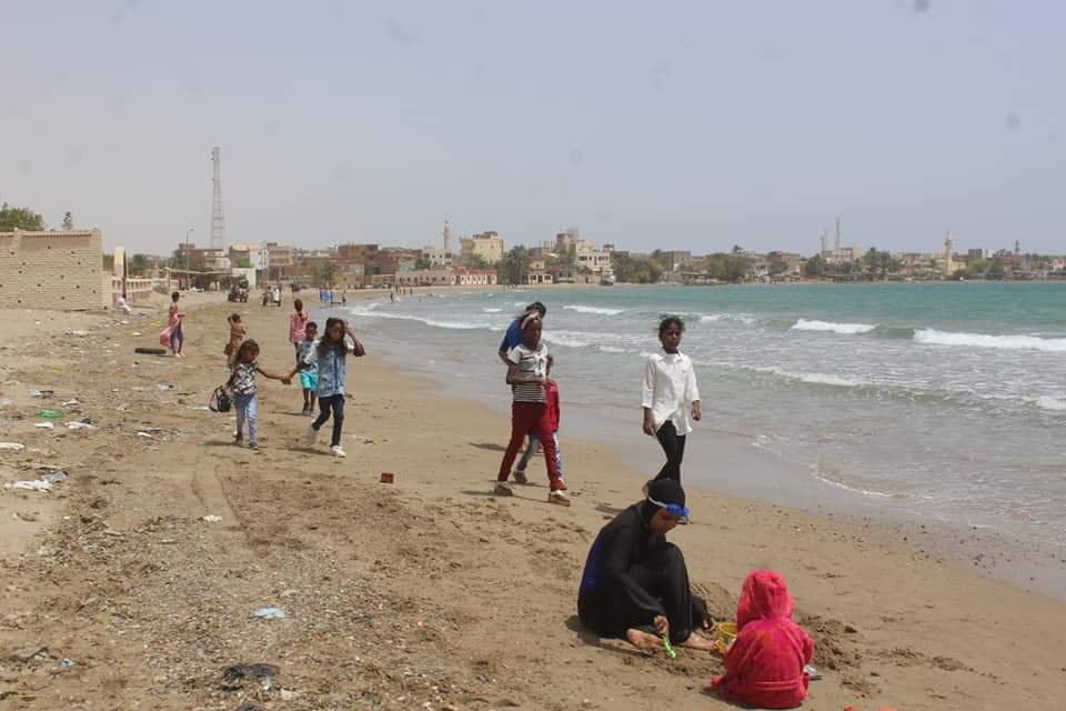احتفال المواطنين بعيد الفطر على شواطئ البحر الأحمر (2)