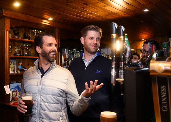 إريك وجونيور ترامب يزوران حانة أيرلندية