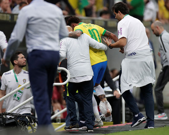 خروج نيمار بعد الإصابة خلال مباراة البرازيل وقطر
