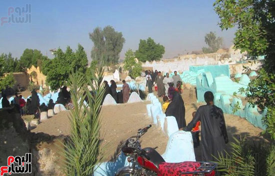 أهالي-الأقصر-يحتلفون-بثاني-أيام-العيد-بين-الأحبة-في-المقابر-لزيارتهم-والدعاء-لهم-في-الأيام-المباركة-(1)