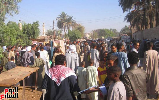 أهالي-الأقصر-يحتلفون-بثاني-أيام-العيد-بين-الأحبة-في-المقابر-لزيارتهم-والدعاء-لهم-في-الأيام-المباركة-(9)