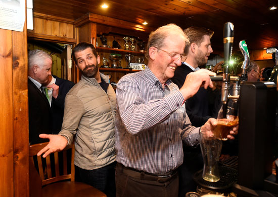 تجهيز كأس بيرة لابن ترامب فى أيرلندا
