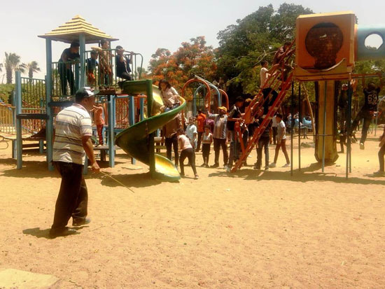 الأطفال يستمتعون بركوب العجل والطفطف فى حديقة الفسطاط (9)