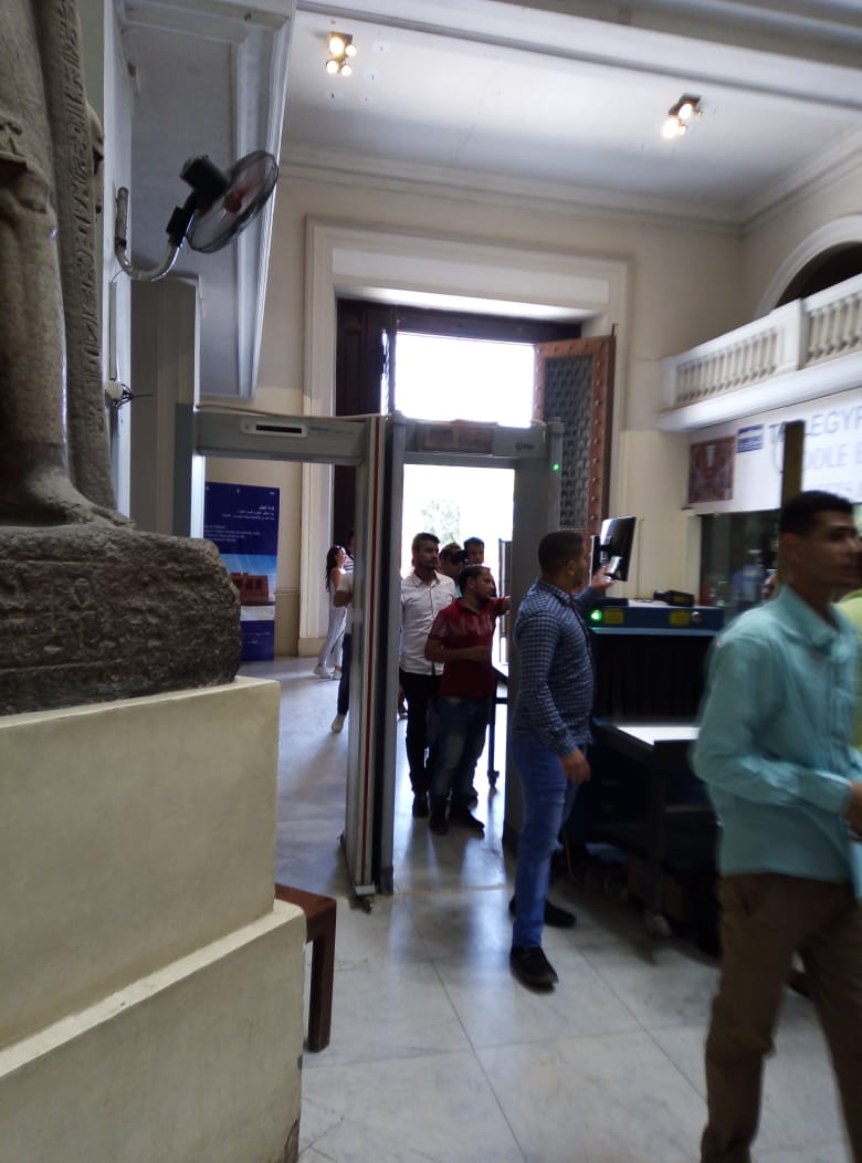 إقبال المصريين على المتحف المصرى بالتحرير فى ثانى يوم العيد  (6)