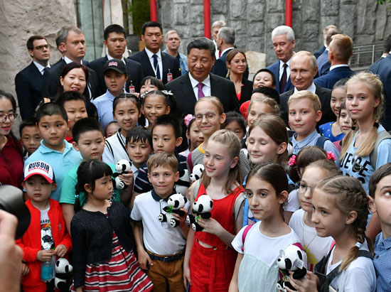 أطفال روسيا يستقبلون الرئيس الصينى