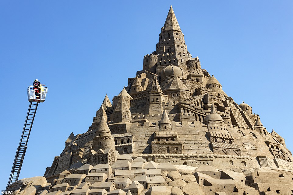أكبر قلعة مبنية من الرمال (1)