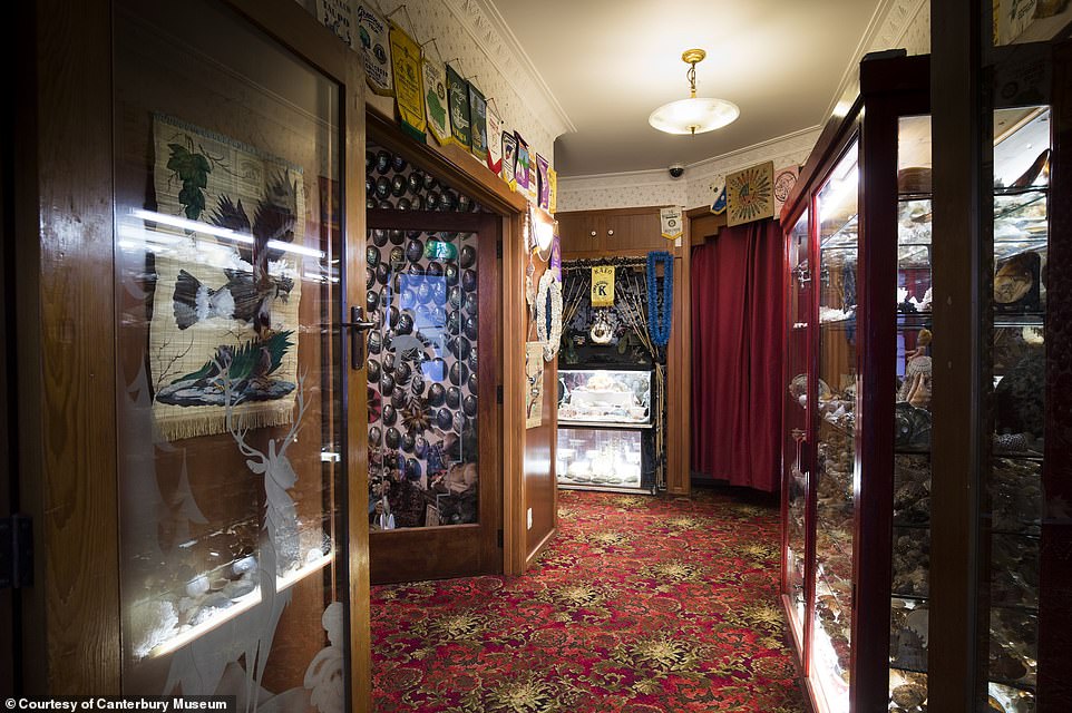 رومانسية رجل تحول منزله إلى متحف الصدف بعد وفاتهم من 22 سنة (1)