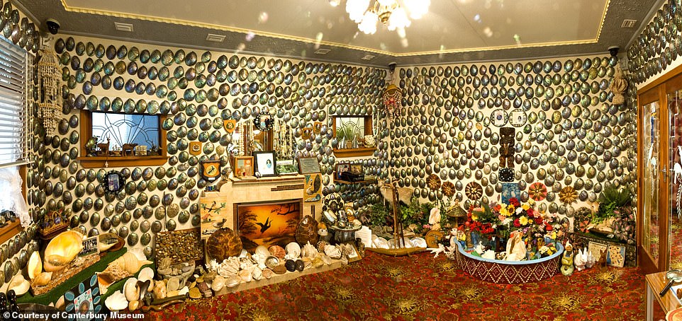 رومانسية رجل تحول منزله إلى متحف الصدف بعد وفاتهم من 22 سنة (6)