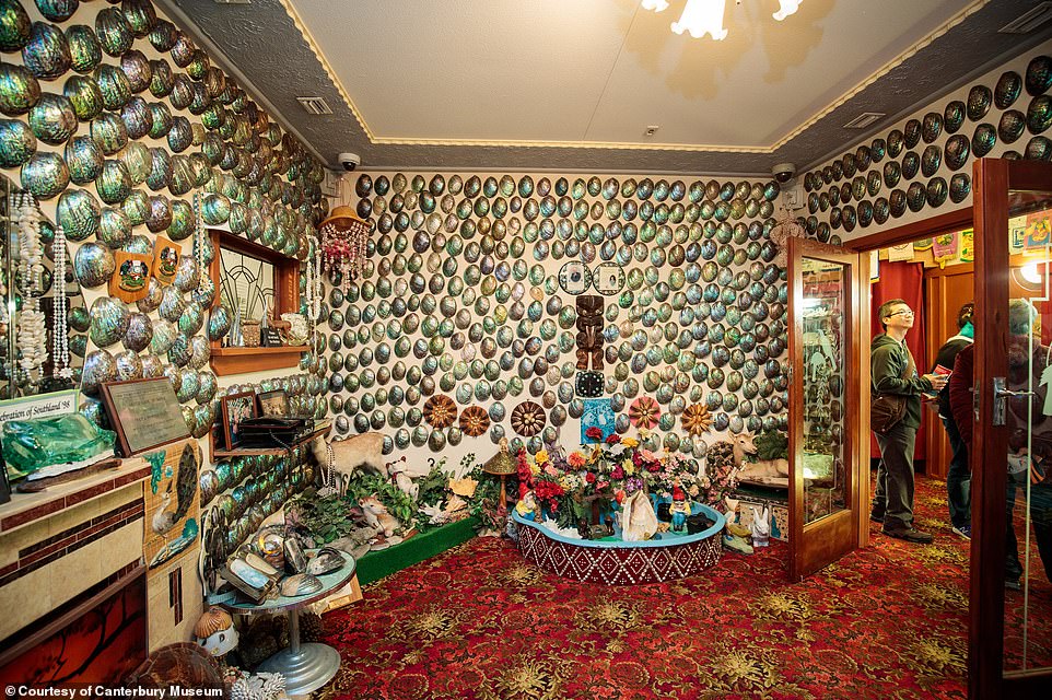 رومانسية رجل تحول منزله إلى متحف الصدف بعد وفاتهم من 22 سنة (8)