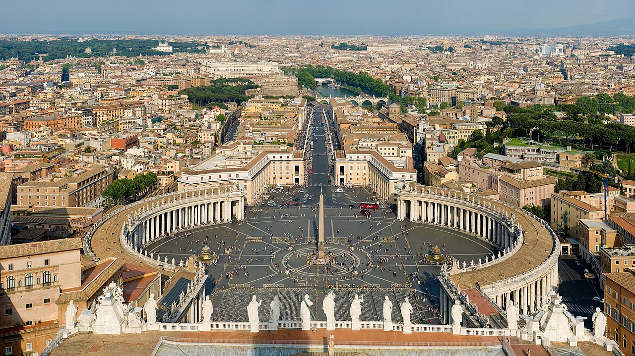 منظر لساحة القديس بطرس و‌مدينة روما، من أعلى الكاتدرائية
