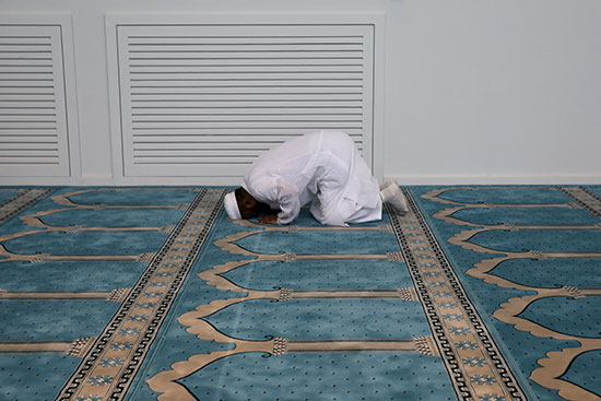أحد المصلين فى المسجد
