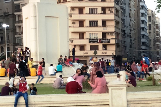 المواطنون يحتفلون بالعيد فى ميدان التحرير (3)